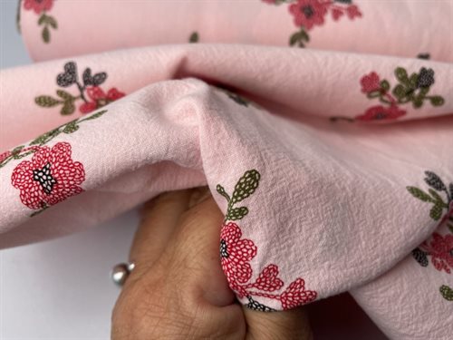 Fastvævet bomuld - smukke blomster på lyserød bund
